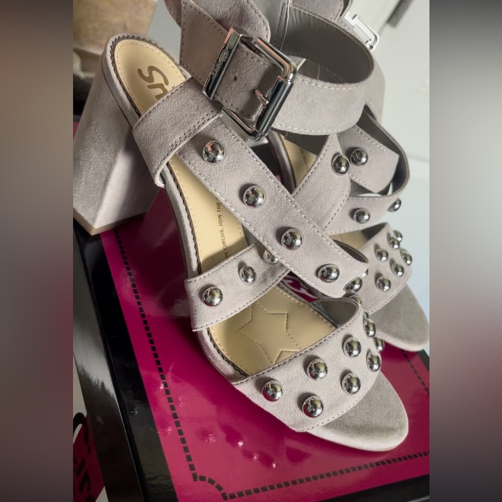 New SZ 7.5 grey heels
